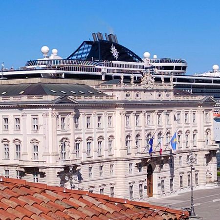 Casa Vacanze Trieste - Vista Piazza Unita ภายนอก รูปภาพ