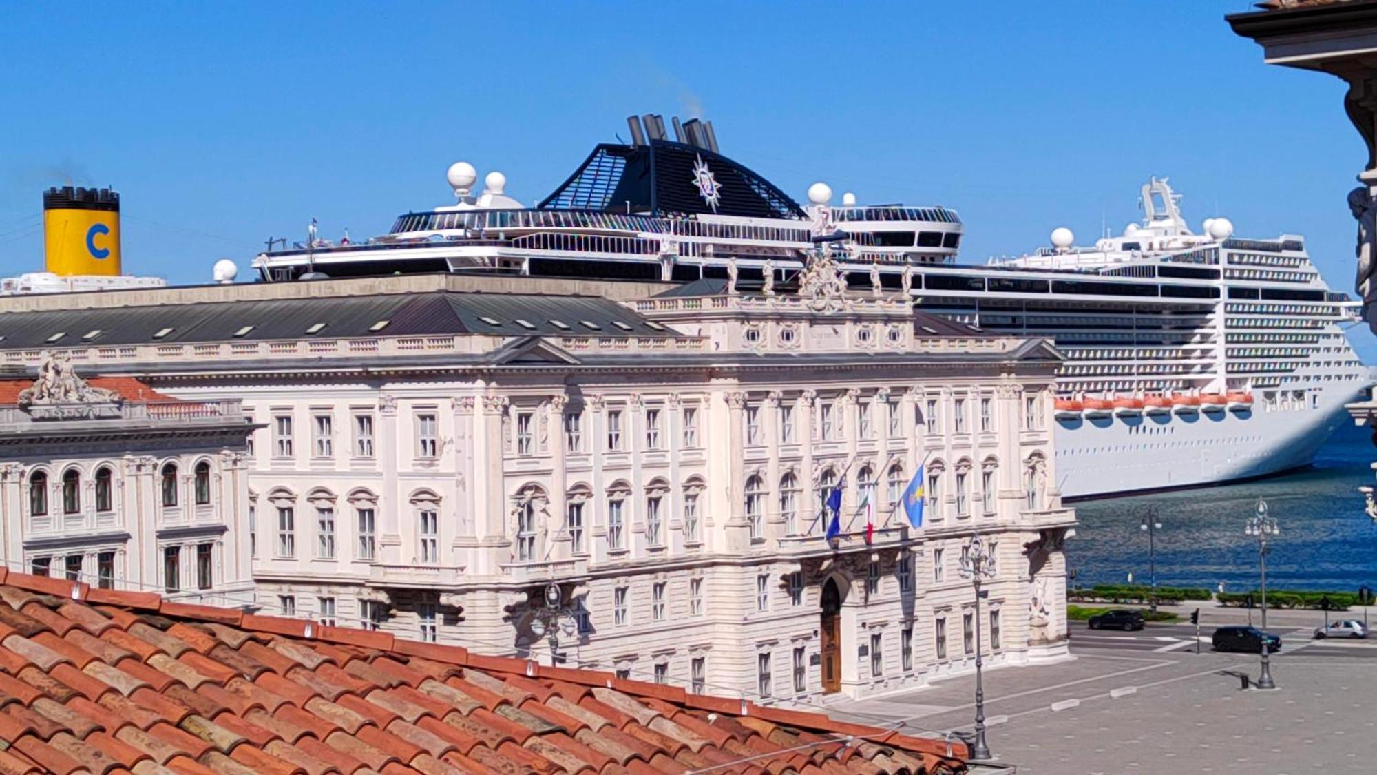Casa Vacanze Trieste - Vista Piazza Unita ภายนอก รูปภาพ
